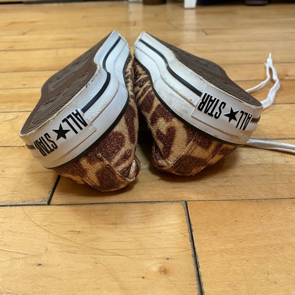Unisex Converse Giraffe-print and sequined sneakers. Barely worn. - Picture 4 of 5